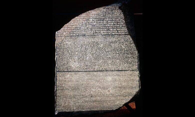 Pesquisadores decifram Pedra de Rosetta e avançam na história