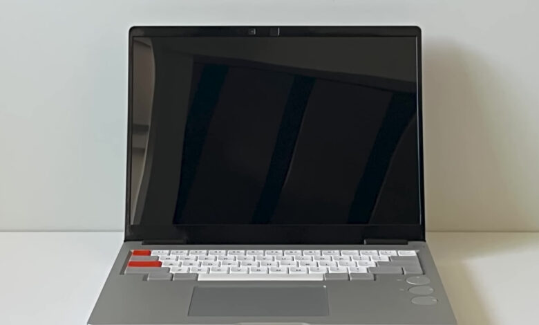 DIY transforma laptop moderno em produto mecânico retrô