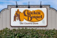 Cracker Barrel enfrenta polêmica impulsionada por bots