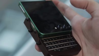Projeto DIY combina Galaxy Z Flip quebrado com teclas BlackBerry