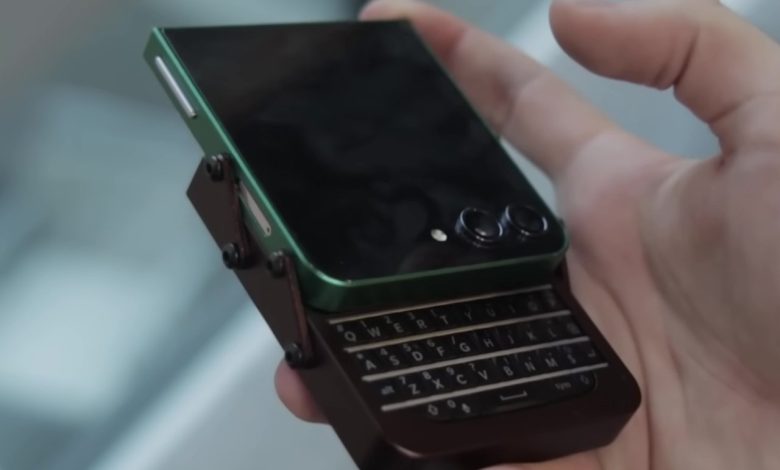 Projeto DIY combina Galaxy Z Flip quebrado com teclas BlackBerry