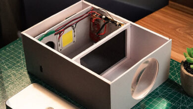 Mini projetor DIY usa design sustentável com partes de smartphone