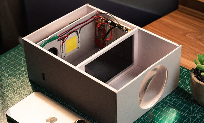Mini projetor DIY usa design sustentável com partes de smartphone