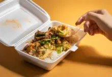 Estudo investiga plástico nos alimentos e risco de Alzheimer