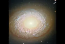 Hubble revela em pesquisa galáxia híbrida enigmática