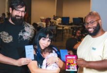Mortal Kombat desafia: mulher joga com bebê nos braços