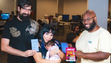 Mortal Kombat desafia: mulher joga com bebê nos braços
