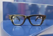 Ray-Ban apresenta óculos inteligentes com tela e gadget mágico
