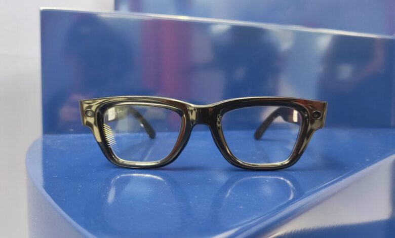 Ray-Ban apresenta óculos inteligentes com tela e gadget mágico