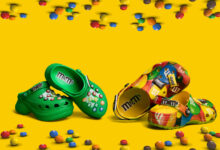 M&M’s e Crocs lançam produto colorido inspirado em design