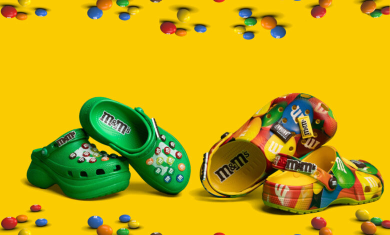 M&M’s e Crocs lançam produto colorido inspirado em design