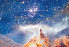 Telescópio James Webb revela montanha com estrelas em nova imagem de astronomia