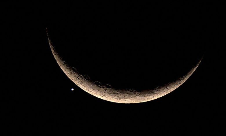 NASA observa lua crescente e Vênus no céu antes do amanhecer