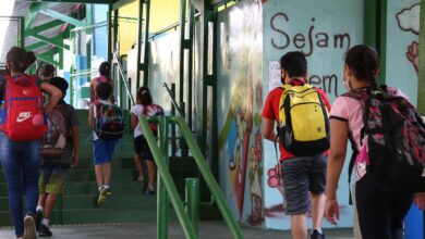 Menos da metade das escolas públicas tem acesso à rede de esgoto
