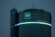 GM enfrenta demissões devido à escassez e demanda de EVs