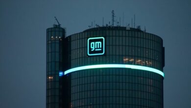 GM enfrenta demissões devido à escassez e demanda de EVs