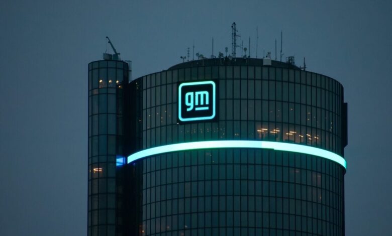 GM enfrenta demissões devido à escassez e demanda de EVs