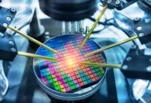 Johns Hopkins avança em tecnologia para microchips menores