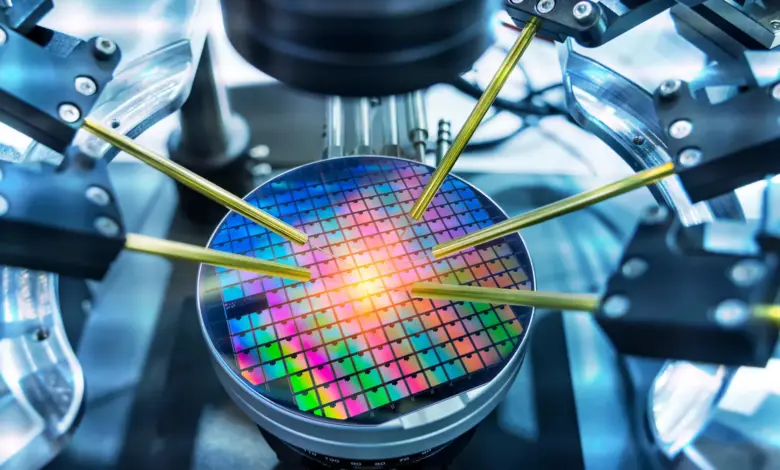 Johns Hopkins avança em tecnologia para microchips menores