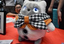 Robô AI com câmera permite abraços e sente ciúmes