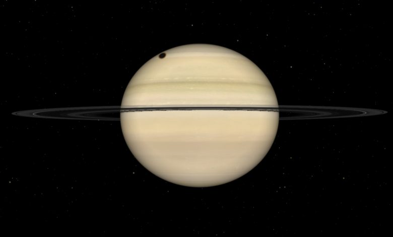 NASA observa sombra da lua Titan sobre Saturno em 4 de set