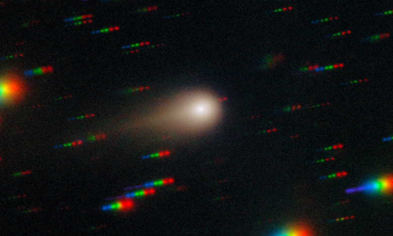 NASA captura cometa interestelar 3I/ATLAS ganhando cauda