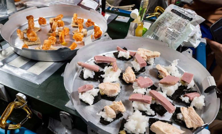 Astronautas da ISS servem sushi em órbita com foto do dia