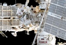 Cosmonautas russos realizam atividade externa na ISS