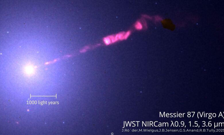 NASA revela jato do buraco negro de M87 em nova imagem