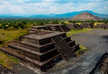 A view over the smaller pyramids on the eastern side of Plaza de la Luna from Piramide de la Luna towards Piramide del Sol at Teotihuacan. Image credit: Daniel Case / CC BY-SA 3.0.