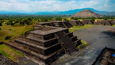 A view over the smaller pyramids on the eastern side of Plaza de la Luna from Piramide de la Luna towards Piramide del Sol at Teotihuacan. Image credit: Daniel Case / CC BY-SA 3.0.