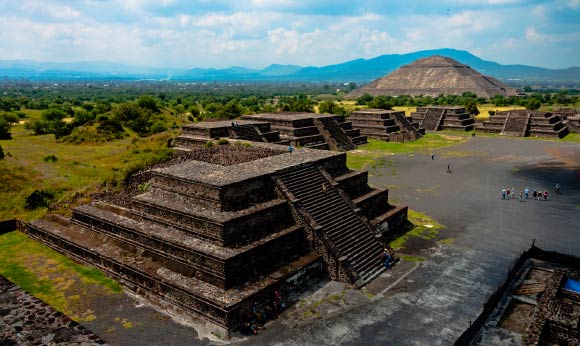 A view over the smaller pyramids on the eastern side of Plaza de la Luna from Piramide de la Luna towards Piramide del Sol at Teotihuacan. Image credit: Daniel Case / CC BY-SA 3.0.