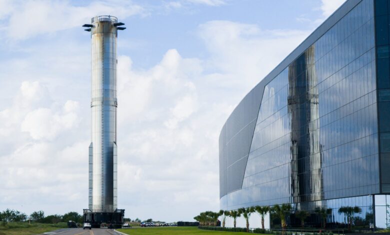 SpaceX move foguete Super Heavy para lançamento do Starship 11