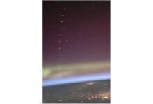 Astronauta da ISS registra satélites Starlink na órbita das auroras