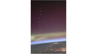 Astronauta da ISS registra satélites Starlink na órbita das auroras