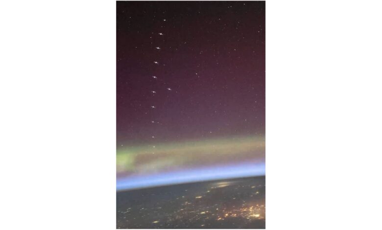Astronauta da ISS registra satélites Starlink na órbita das auroras