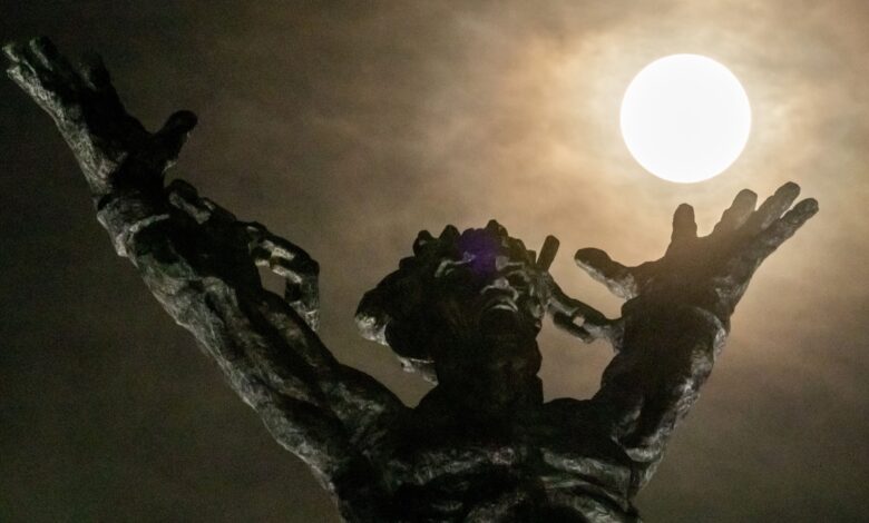 Astronomia registra Harvest supermoon em imagens globais