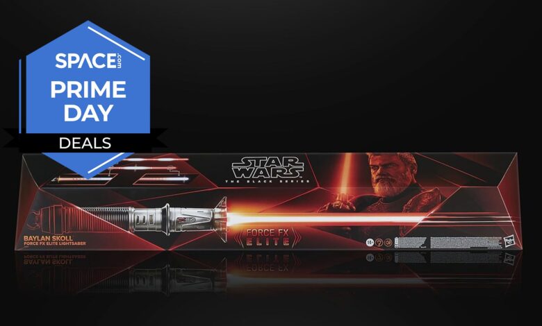 Save $80 no sabre de luz Ahsoka da Star Wars em órbita