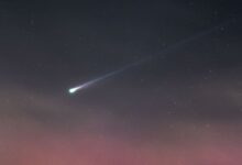 Cometa Lemmon revela cauda estranha nos céus da Inglaterra