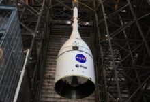 NASA instala cápsula Orion no foguete SLS para missão Artemis 2