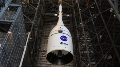 NASA instala cápsula Orion no foguete SLS para missão Artemis 2