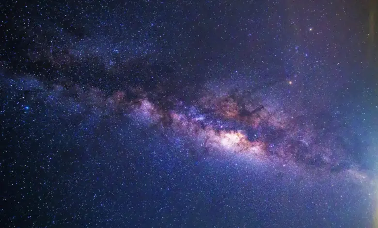 Pesquisa identifica luz misteriosa na Via Láctea e avalia papel da matéria escura