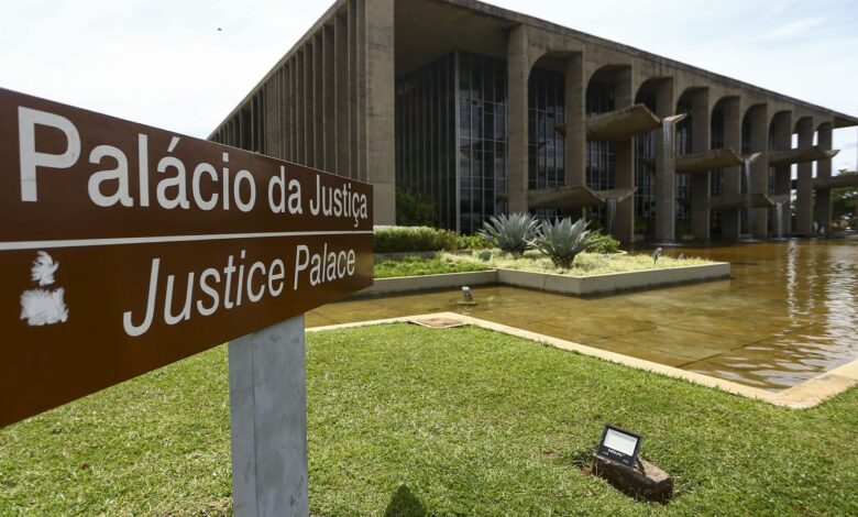 STF recebe informações sobre intimação de Figueiredo