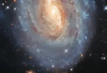 Hubble revela em pesquisa galáxia azul e dourada
