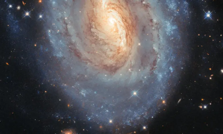Hubble revela em pesquisa galáxia azul e dourada
