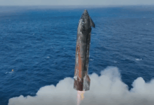 SpaceX realiza teste com foguete e aterrissa no oceano