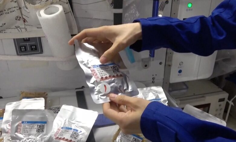 Astronáutas da estação chinesa celebram festividade na órbita