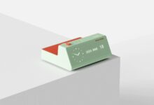 Relogio de mesa inspirado em Dieter Rams esconde carregador sem fio