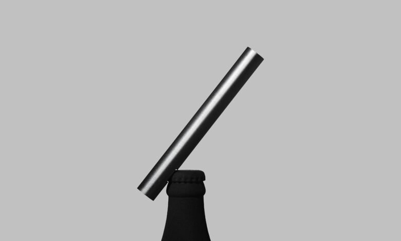 Design japonês traz abridor de garrafas minimalista em aço