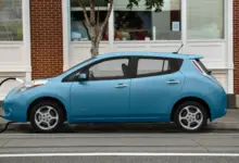 Tecnologia transforma postes em carregadores para veículos elétricos